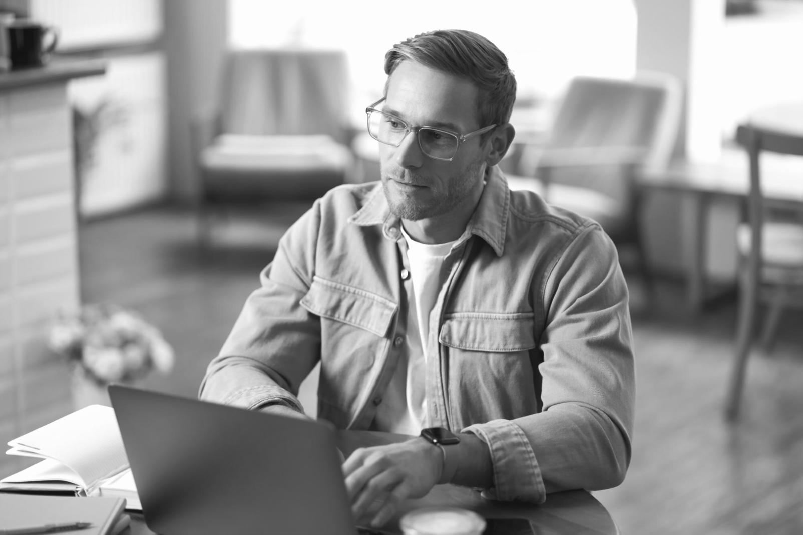 Teilnehmer beim Finanzworkshop mit praktischen Übungen